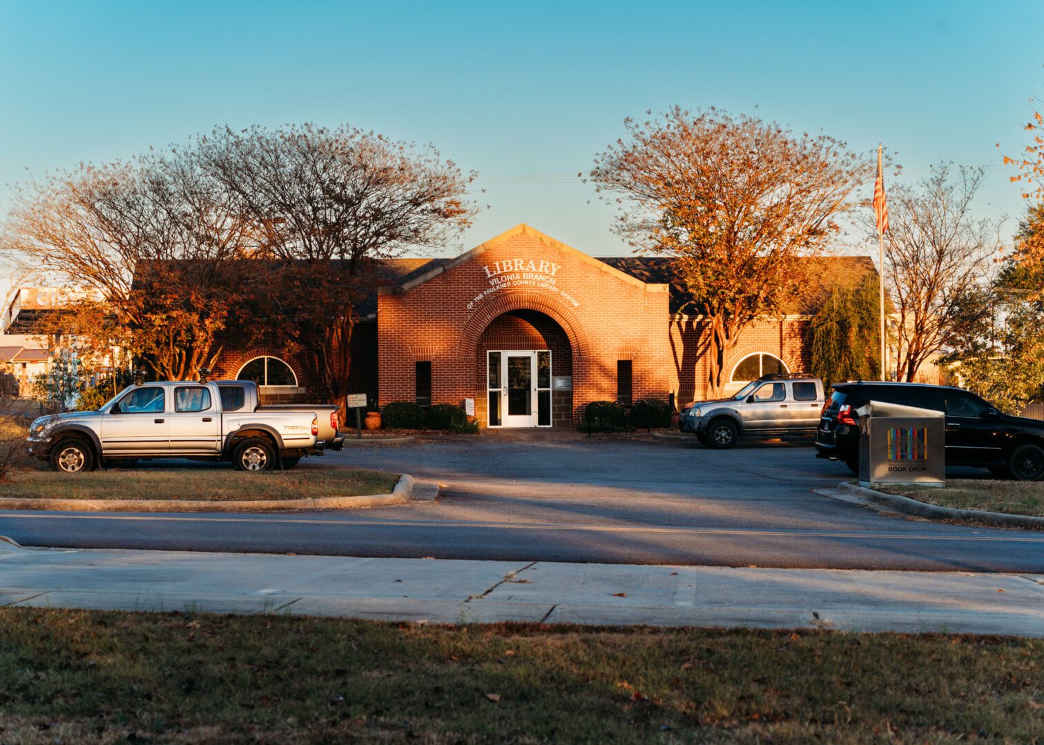 A building with cars parked in front of it.