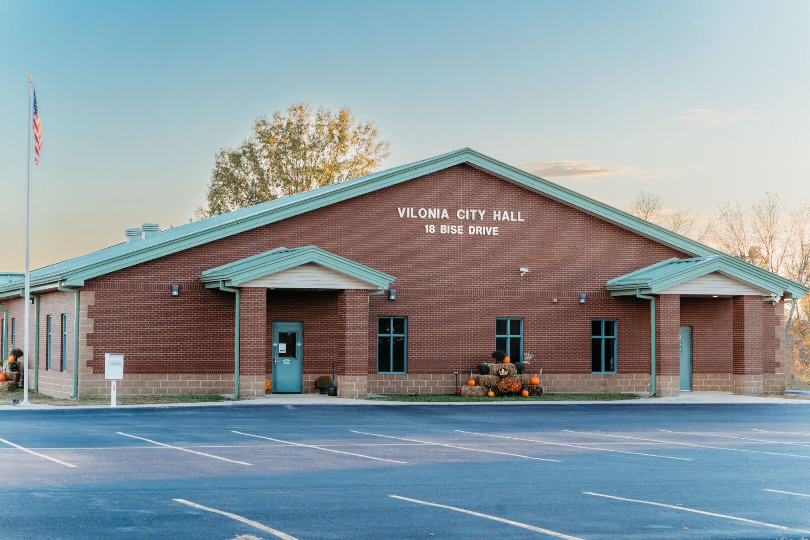 A building with a parking lot in front of it.